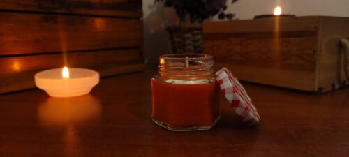 Iluminación tenue con velas Nocturna en la sala